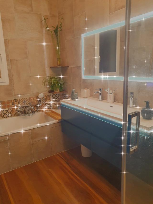 Salle de bain rénovée par ANGEL'EAU à Montluçon — baignoire, vasque, miroir LED