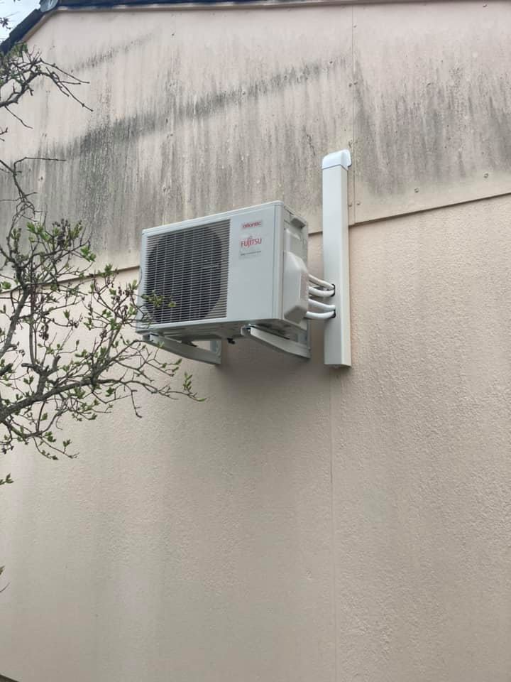 Unité extérieure de climatisation Fujitsu installée par ANGEL'EAU