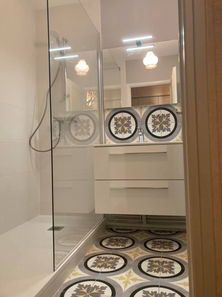 Salle d'eau moderne carreaux de ciment par ANGEL'EAU